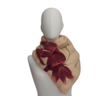 CUELLO, asimétrico tono beig y diseño de flor roja, en lana merino afieltrada, con interior de modal tèrmico, para evitar alergias. | 2314 | Artesania Textil