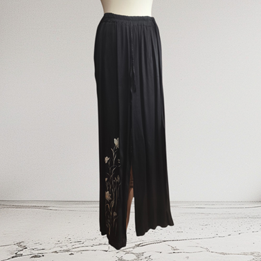Pantalón, color negro, dibujo de flores, en viscosa saten | 2501 | Artesania Textil