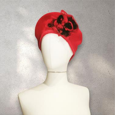 BOINA, rojo, con aplicación de flor negra y roja, en lana fieltro | 1409 | Artesania Textil