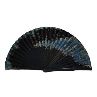 ABANICO semipericón, color azul petroleo, dibujo de espiral y mancha, en madera lacada , tamaño grande | 2186 | Artesania Textil
