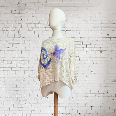 CAMISETA, PULL, calado color crudo con aplicación bordada de mariposa y espiral en lana enfieltrada, escote en barco, manga francesa | 2476 | Artesania Textil
