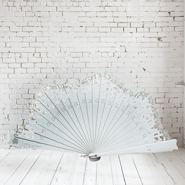 ABANICO baraja con calado,  color blanco, dibujo de flor plata, madera de arce lacado, tamaño medio | 2391 | Artesania Textil