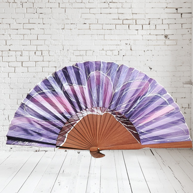 ABANICO  en seda y madera de peral, dibujo de flor de grandes pétalos malva. Talla clásico | 2411 | Artesania Textil