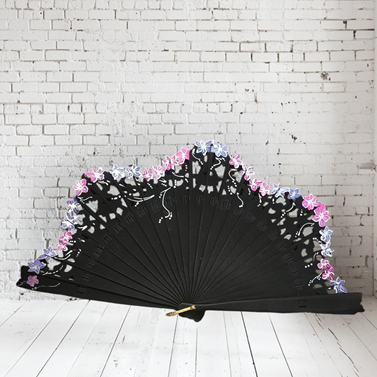 ABANICO baraja con calado,  color negro, dibujo de flor en tono rosa y malva, madera de arce lacado, tamaño medio | 2143 | Artesania Textil