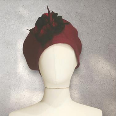 BOINA,granate, con aplicacion de flor en lana fieltro rojo y negro | 2109 | Artesania Textil