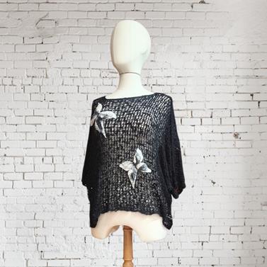 CAMISETA, PULL, calado color negro con aplicación bordada de mariposa en lana enfieltrada, escote en barco, manga francesa | 2473 | Artesania Textil