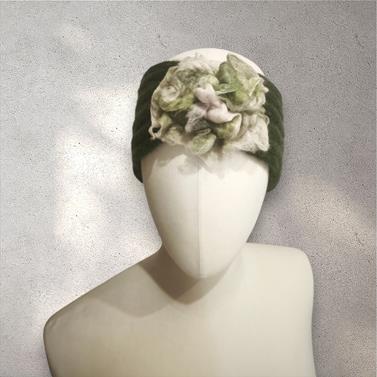 TURBANTE tipo cinta de color verde con flor arena y verde de lana fieltro | 2303 | Artesania Textil