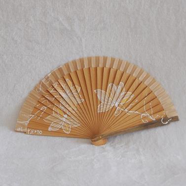 ABANICO de bolsillo, color madera natural, dibujo de flores blancas, madera de arce lacada, tamaño pequeño | 1985 | Artesania Textil