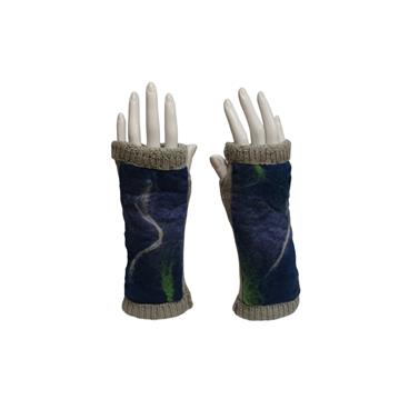 MITON, gris perla con patch bordado en lana merino en degrade de azul | 2122 | Artesania Textil