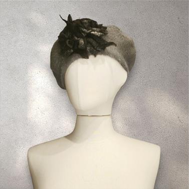 BOINA, gris con aplicacion de flor negra, en lana fieltro | 1862 | Artesania Textil
