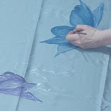 FULAR, en Seda de gramaje superior, color gris, dibujo de mariposas multicolores | 2247 | Artesania Textil