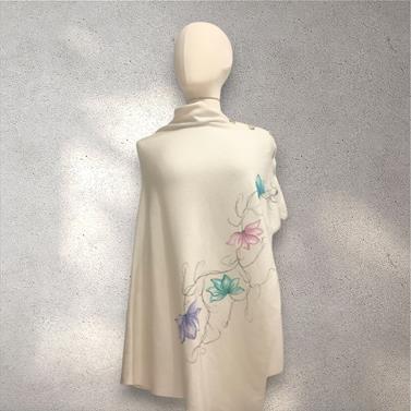 CAPA, PULL, asimetrica color crudo  con  dibujo de flores de colores | 2370 | Artesania Textil