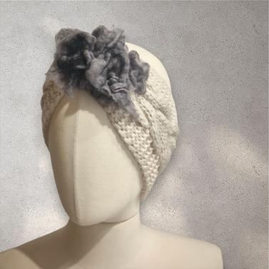 TURBANTE tipo cinta de color crudo con flor tono gris de lana fieltro | 2308 | Artesania Textil