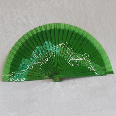ABANICO clásico, color verde, dibujo de espirales, madera de arce lacado, tamaño medio | 1978 | Artesania Textil