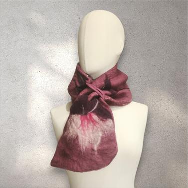 CUELLO, en tono rosa empolvado con diseño de flor, en lana merino afieltrada, con interior de modal tèrmico, para evitar alergias. | 2320 | Artesania Textil