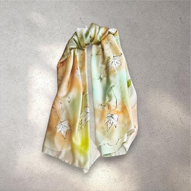 FULAR, en Seda satén, en degradado beig , dibujo de hojas | 1918 | Artesania Textil