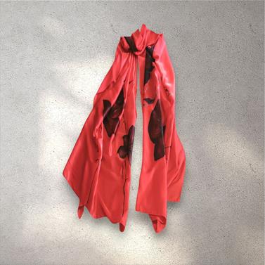 FULAR, en Seda satén, color rojo, dibujo flor negro | 1926 | Artesania Textil