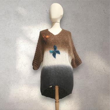 JERSEY, PULL, Maxi pull oversize de punto abierto en degrade del marron al azul, con aplicación de mariposas de lana enfieltradas | 2252 | Artesania Textil