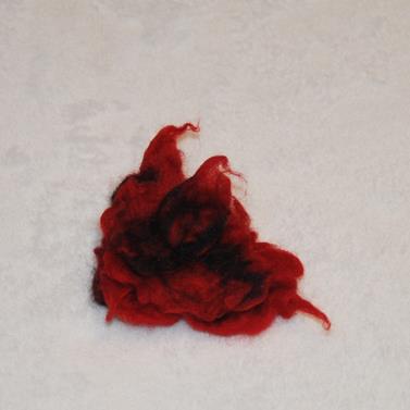 BROCHE, rojo, negro, en lana merino, afieltrado a mano | IR/01388 | Artesania Textil