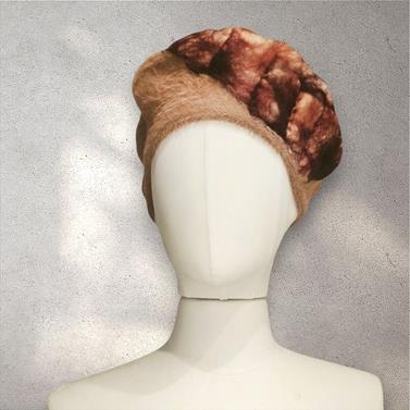 BOINA, patch beig con bordado de patch en tonos naturales en lana enfieltrada. | 2339 | Artesania Textil