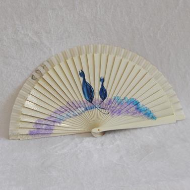ABANICO clásico, color blanco, dibujo de gatos, madera de arce lacado, tamaño medio | 1982 | Artesania Textil