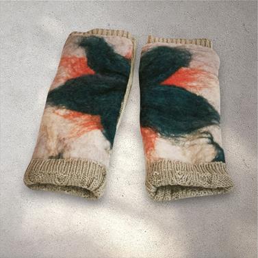 MITON, gris con patch bordado en lana merino en tono azul | 2116 | Artesania Textil