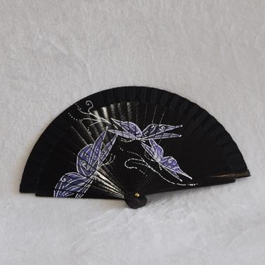 ABANICO de bolsillo, color negro, dibujo de mariposa, madera de arce lacada, tamaño pequeño | 1984 | Artesania Textil