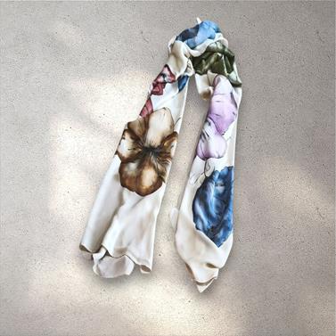 FULAR, en Seda satén, color beig, dibujo de flores multicolores | 1921 | Artesania Textil