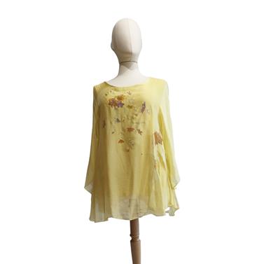 TUNICA ,blusa en gasa de seda, color amarillo claro dibujo de mariposas y flores | 2239 | Artesania Textil
