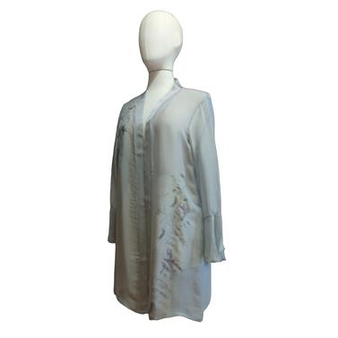 CHAQUETA KIMONO, de seda en gris, dibujo de mariposas, pintada a mano | 2377 | Artesania Textil