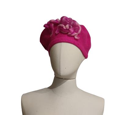 BOINA, rosa fucsia, con bordado de aplicación en lana merina  de flor rosa. | 2108 | Artesania Textil