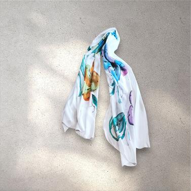 FULAR, en Seda satén, color blanco, dibujo flor multicolor | 1929 | Artesania Textil