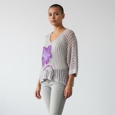 CAMISETA, PULL, calado color malva con aplicación bordada de flor morada en lana enfieltrada, escote pico | 2483 | Artesania Textil