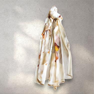 FULAR, en Seda satén, color calabaza, dibujo flor  | 1922 | Artesania Textil