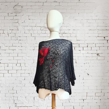CAMISETA, PULL, calado color negro con aplicación bordada de flor en lana enfieltrada, escote en barco, manga francesa | 2459 | Artesania Textil
