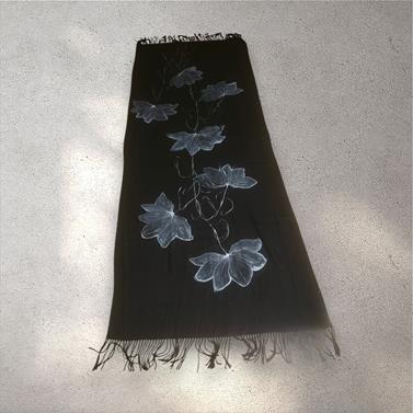 PASMINA, bufanda, color negro, dibujo de flor en blanco, tacto cashmere, lana | 2429 | Artesania Textil