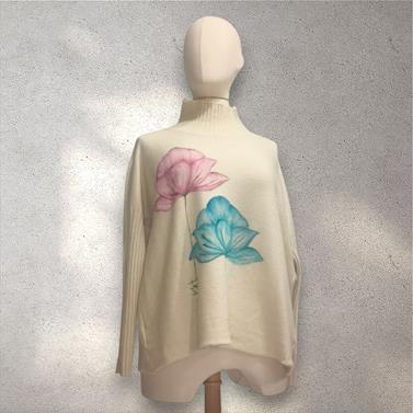 JERSEY, PULL, de corte evasé  y manga de canalé color crudo con dibujo de flores | 2267 | Artesania Textil