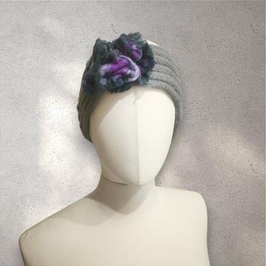 TURBANTE tipo cinta de color gris agua con flor azul de lana fieltro | 2300 | Artesania Textil