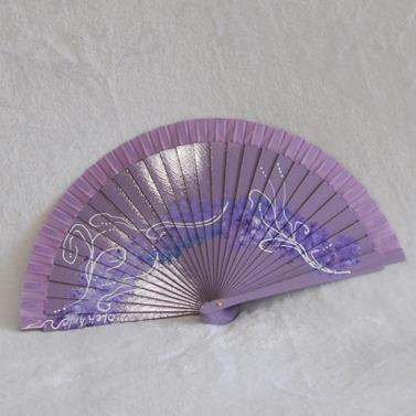 ABANICO de bolsillo, color malva, dibujo de espirales, madera de arce lacada, tamaño pequeño | 1989 | Artesania Textil