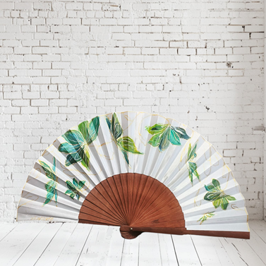 ABANICO  en seda y madera de peral, dibujo de flores y mariposas verdes. Talla clásico | 2408 | Artesania Textil