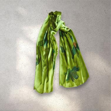 FULAR, en Seda satén, color verde, dibujo flor verde y naranja quemado | 1930 | Artesania Textil