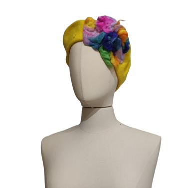 BOINA, amarillo, con bordado de aplicación en lana merina de flor en tono multicolor. | 2106 | Artesania Textil