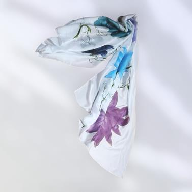 FULAR, en Seda satén, color blanco , dibujo de flores  multicolor | 1917 | Artesania Textil