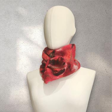 CUELLO, en tono rojo, en lana merino afieltrada, con interior de modal tèrmico, para evitar alergias. | 2449 | Artesania Textil